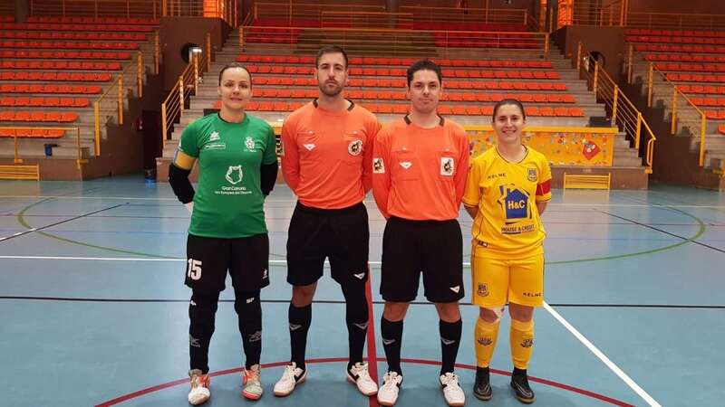 Las capitanas con los árbitros del encuentro (Foto TA)